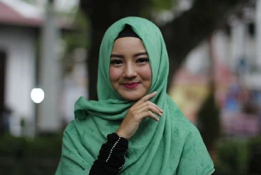 3 Sweater Kece untuk Hijabers Pergi ke Bukber - GenPI.co