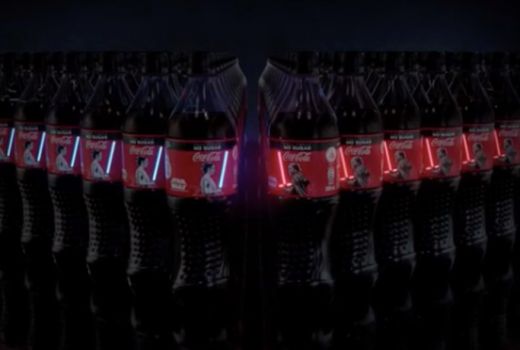 Gemas! Botol Coca-Cola ini Dihiasi Lightsaber yang Bisa Nyala - GenPI.co