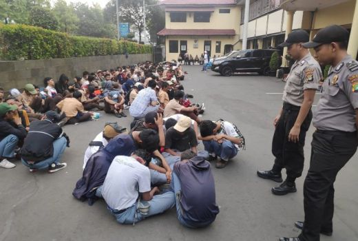 Polisi Sita Celurit dari Pelajar STM yang Berdemo - GenPI.co