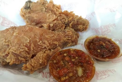 Daebak, Cicipi Fried Chicken dengan Perpaduan Sambal Khas Korea! - GenPI.co