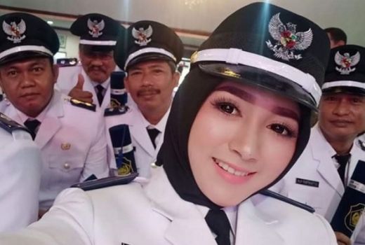 Pesona Angely Emitasari, Kepala Desa Cantik yang Masih Lajang - GenPI.co