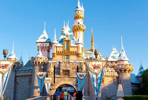 Simsalabim! Disneyland Jadi Tempat Penyuntikan Vaksin Covid-19 - GenPI.co
