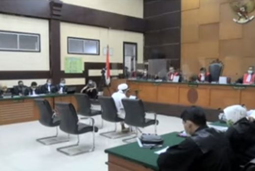 Sidang Pakai Serban Bendera Palestina, Habib Rizieq Ditegur Hakim - GenPI.co