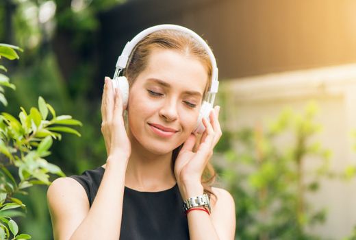 Terbuat dari Kaca, AirPods Max di Masa Depan Kece Banget! - GenPI.co
