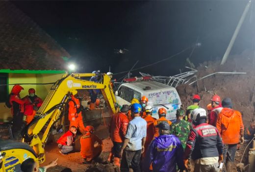 Longsor di Sumedang, 11 Orang Meninggal & 70 Masih Tertimbun - GenPI.co