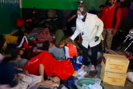 Keliling Posko Banjir Pakai Sandal Jepit, Salut Sama Bu Risma! - GenPI.co
