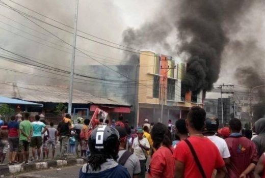 Protes Rasisme Mencekam, Massa Bakar Gedung Telkom Jayapura - GenPI.co