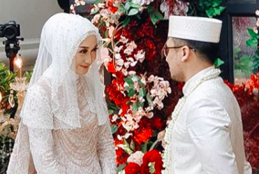 Dian Pelangi Tampil Anggun dengan Busana Putih di Hari Pernikahan - GenPI.co