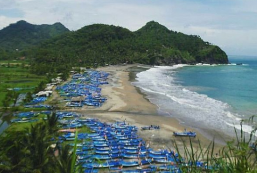 Lihat Barisan Perahu Biru di Pantai Pasir, Kebumen - GenPI.co