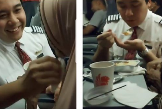 Kala Seorang Pramugara Layani Penumpangnya dengan Kasih Sayang - GenPI.co