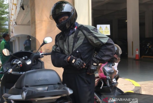 Chandra Hamzah Gaul Banget, ke Kantor Erick Thohir Naik Motor - GenPI.co