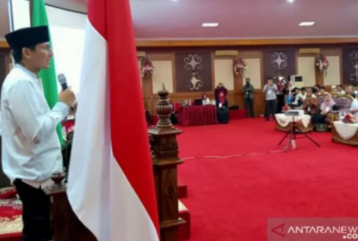 Berpeci Dekat Merah Putih, Sandiaga Uno Ganteng Penuh Karisma - GenPI.co