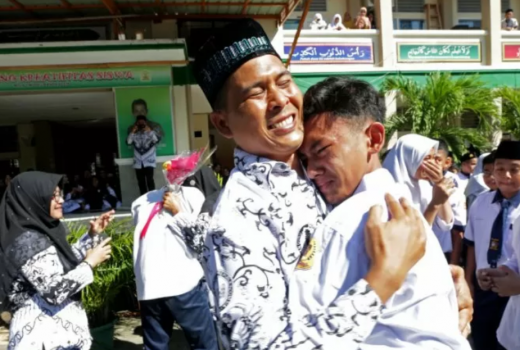 Puluhan Ribu Tangan Honorer K2 Menengadahkan Tangan ke Atas - GenPI.co