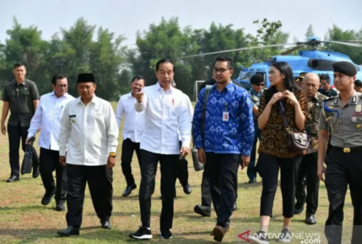 Diajak Presiden, Putri Tanjung Pakai Sneaker, Andi Gemblok Tas - GenPI.co