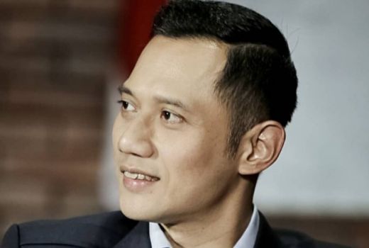 AHY Ternyata Hobi Baca Majalah Wanita - GenPI.co
