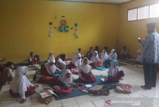 Ironis, Ratusan Pelajar SD dan SMP di Bekasi Belajar di Lantai - GenPI.co