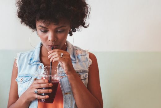 Minum Pakai Sedotan Tak Sehat, Bisa Keriput dan Kembung - GenPI.co