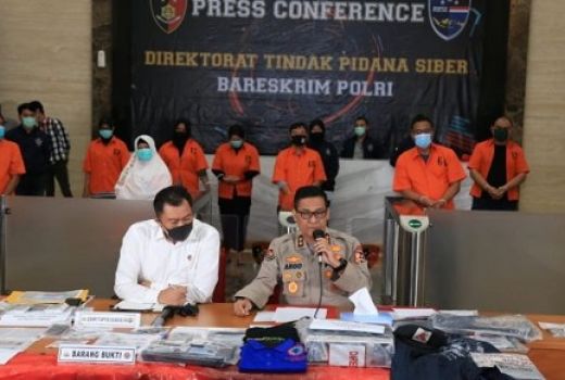Detik-Detik Polisi Menangkap Aktivis KAMI Mirip Teroris, Ngeri!  - GenPI.co