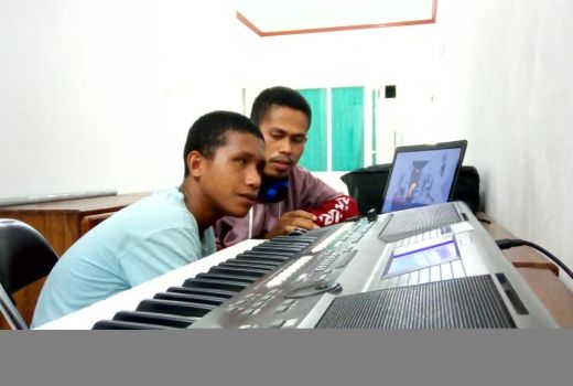 Keren! Siswa Disabilitas di NTT Berduet dengan Rian D'Masiv - GenPI.co