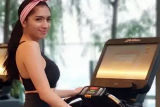 Janda Seksi Ini Hot Banget Saat Olahraga - GenPI.co