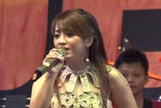 Penyanyi Dangdut Angely Jadi Kepala Desa, Pesonanya Bikin Nyaman - GenPI.co