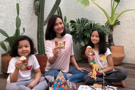 Anak Tumbuh Cerdas, Artika Sari Devi Beri Si Kecil Mainan Bekas - GenPI.co