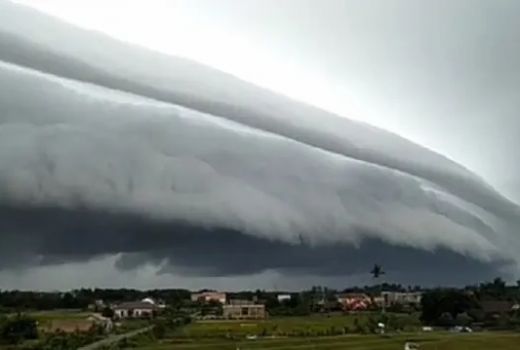 Ngeri! Masyarakat Aceh Heboh Muncul Awan Mirip Tsunami - GenPI.co
