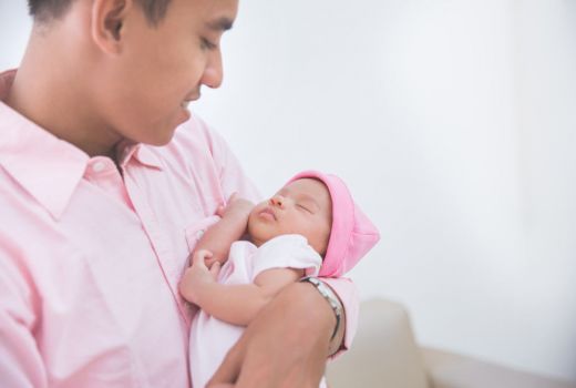 Tips Menjalin Ikatan Batin Ayah dan Bayi - GenPI.co