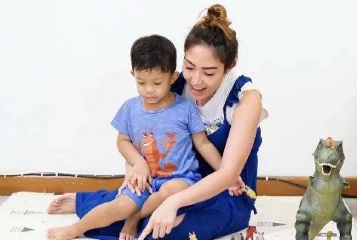 Artis Ayu Dewi Memiliki Banyak Larangan Untuk Anak - GenPI.co