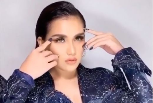 Paranormal Ini Bilang Jodoh Ayu Ting Ting Bule Mata Biru - GenPI.co