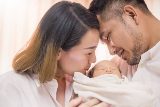 Peran Ayah Memperlancar ASI, Cukup Beri Pijatan Begini - GenPI.co