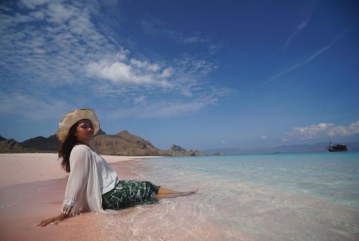 Rindu Liburan, Menyisir Indahnya Hamparan Pasir Merah Muda Flores - GenPI.co