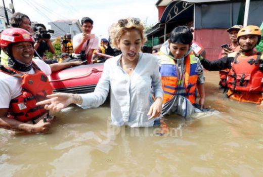 Wow... Aktris Nikita Mirzani Basah-basahan Bersama Relawan Banjir - GenPI.co