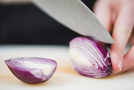 3 Trik agar Mata Tidak Pedih Saat Mengiris Bawang - GenPI.co