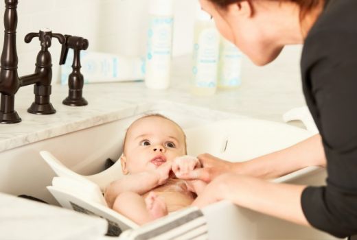 Ungkap Alasan Bayi harus Mandi dengan Air Hangat - GenPI.co