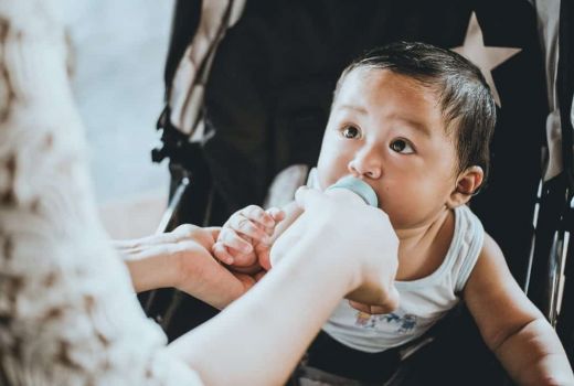 Bunda, Ketahui Tanda Bahwa Bayi Sudah Siap untuk Disapih - GenPI.co