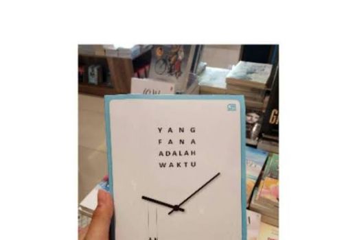Yang Fana Adalah Waktu: Tegarnya Cinta Suci Tak Lekang oleh Jarak - GenPI.co