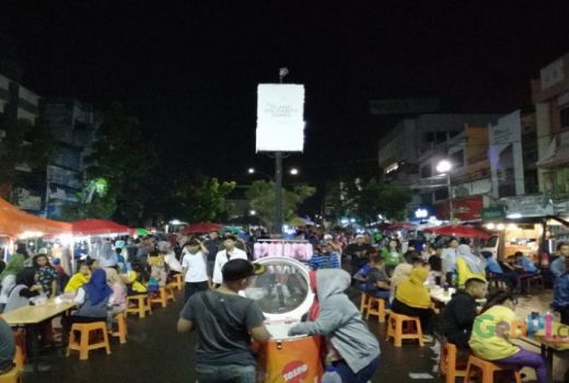 Trotoar Buat Pejalan Kaki di Siang Hari, Ruang Publik Malam Hari - GenPI.co