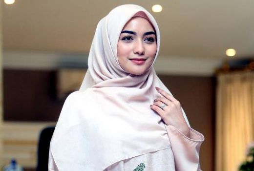 Sederhana dan Kalem, Gaya Hijab Favorit Citra Kirana  - GenPI.co