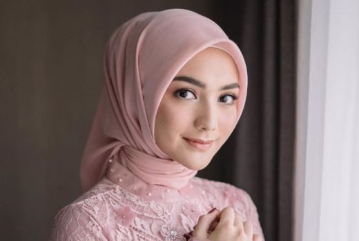 Hindari Rambut Lepek saat Hujan, Ukhti Berhijab Wajib Catat ini - GenPI.co