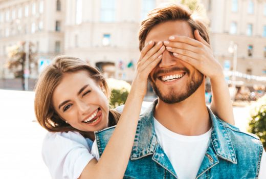 Bukan dengan Hadiah, 3 Hal yang Membuat Pasangan Merasa Istimewa - GenPI.co