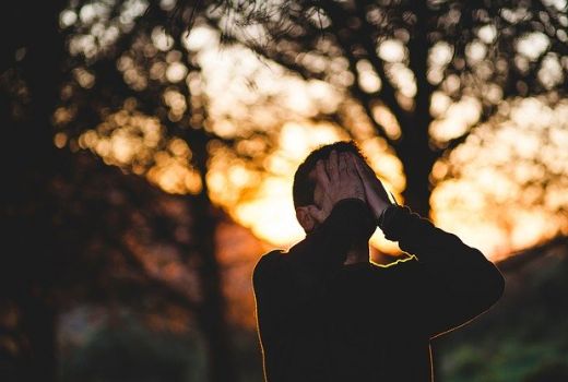 Reaksi Zodiak Cewek Melihat Cowoknya Nangis: Gemini Kasih Pelukan - GenPI.co
