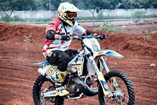 Darius Hobi Touring dengan Mengajak Keluarga Keliling Pulau - GenPI.co