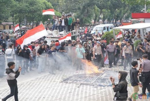Demo di Kantor KPK Berakhir Bentrok - GenPI.co