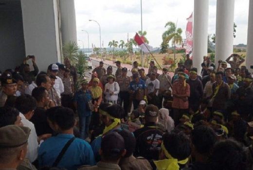 Ratusan Warga Demo Gubernur Kepri Tuntut Pemasangan Listrik - GenPI.co
