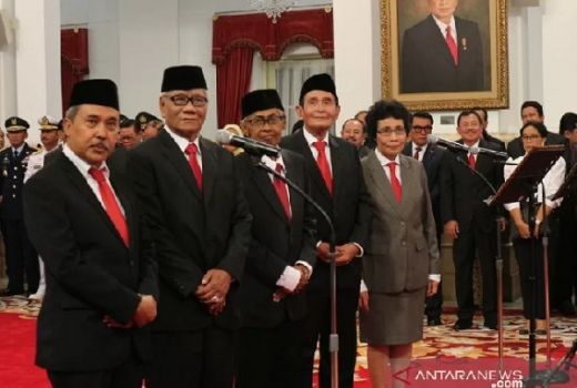 Aneh bin Ajaib, Dewas KPK Belum Turunkan Izin Geledah Kantor PDIP - GenPI.co