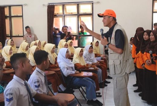 Ganjar Tanya Soal Bencana, Jawaban Siswi Ini Bikin Ngakak - GenPI.co