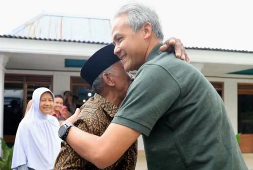Gubernur Ganjar Memang Top, Memuliakan Martabat Guru Honorer... - GenPI.co