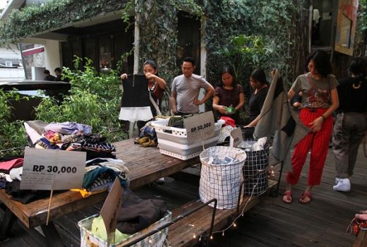 Garage Sale: Baju Nia Ramadhani dan Jedar Diburu Warga, Murah… - GenPI.co