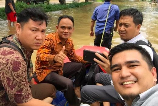 Luar Biasa... Hakim dan Jaksa KPK ke Pengadilan Naik Perahu Karet - GenPI.co